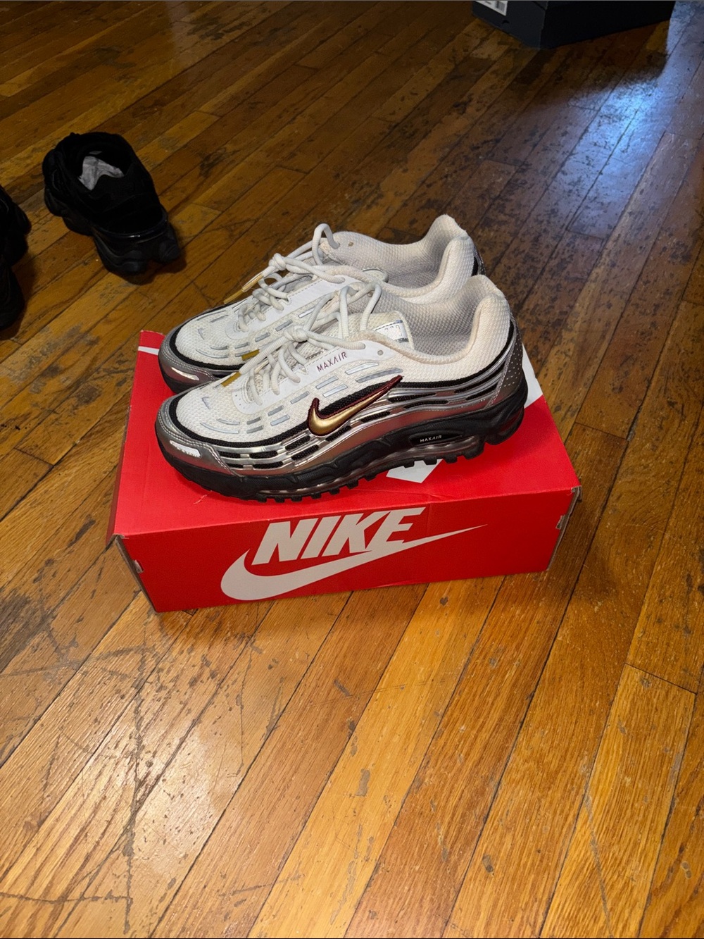 Nike Mens Sneakers in White, Black and Metallic Gold